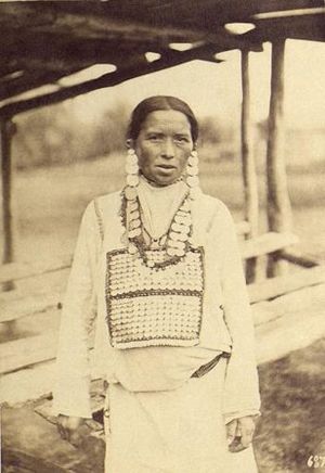 전통 의상을 입은 추바시 여성