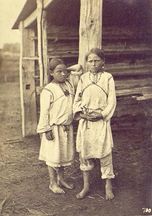 전통 의상을 입은 추바시 소녀들