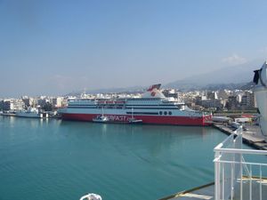 항구에 정박한 슈퍼패스트 페리스의 슈퍼패스트 V호