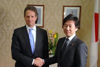 2012년 1월 12일 일본 재무성에서 티머시 가이트너 미국 재무장관과 함께