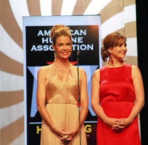 리처즈(왼쪽)와 켈리 마틴(오른쪽)이 미국인도적협회(American Humane Association) 2012 영웅견 시상식에 참석한 모습