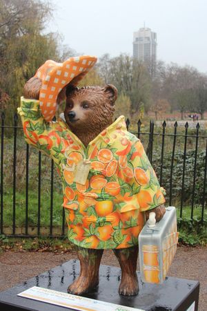 본네빌의 패딩턴 베어 조각상—"마멀레이드의 여정"—런던 하이드 파크에서 NSPCC를 위한 기금 마련을 위해 경매에 부쳐졌다.