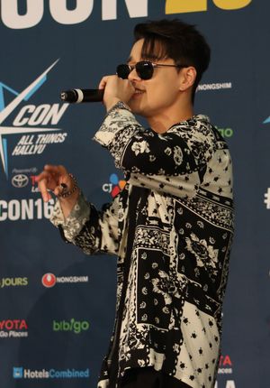 2016 KCON LA 레드 카펫에서의 딘