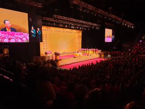 2019년 파리 아코르 아레나에서 강연하는 노군홍