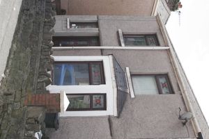 누나 시스와 함께한 어린 시절의 집