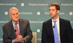 토머스 코튼 상원의원과 허드슨 연구소에서 연설하는 카일