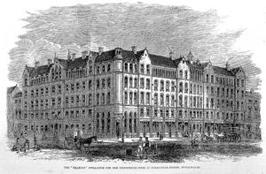 런던 커머셜 스트리트, 스피털필즈에 있는 최초의 피보디 주택 단지. 건물이 문을 열기 직전인 1863년 더 일러스트레이티드 런던 뉴스에 실린 목판화.