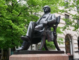 런던 왕립거래소(Royal Exchange) 옆에 있는 동상