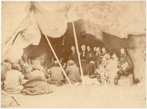  1868년 라라미 조약의 채결을 촬영한 사진. 윌리엄 테쿰세 셔먼(왼쪽에서 세번째)이 여러 부족의 추장들과 조약에 서명하고 있다.