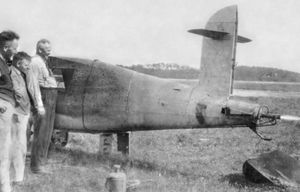 오펠 RAK 기술자 아우구스트 베커와 오펠 직원 카를 트레버(오른쪽에서 왼쪽)가 뤼셀스하임의 오펠 렌반에서 액체 연료 로켓 비행기 프로토타입 시험 작동 중