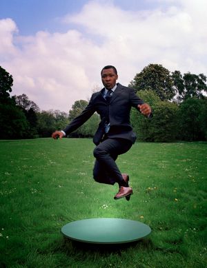 올리버 마크(Oliver Mark)가 촬영한 오쿠이 엔위저(Okwui Enwezor), 카셀(Kassel) 2002