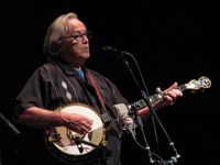 밴조를 연주하고 있는 라이 쿠더 (2015년)