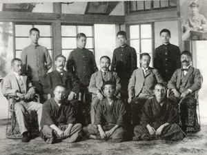 1905년 도쿄 제국대학 언어학과. 앞줄 오른쪽부터 소구라 신페이, 이하 후유, 간다 조타로. 가운데 줄 오른쪽부터 호시카 타카이치, 야스기 사도토시, 우에다 만넨, 후지오카 쇼지, 니이무라 이즈루. 뒷줄 오른쪽부터 하시모토 신키치, 도쿠자와(도쿠자와 켄조？), 고토 아사타로, 키타이치 쿄스케. 이하 후유 탄생 100주년 기념회 편 『이하 후유 : 1876-1947 탄생 100주년 기념 앨범』1976년, 19쪽.