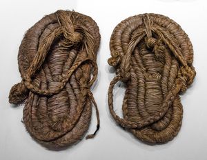 기원전 6000년~5000년경 스페인에서 발견된 에스파르토 샌들