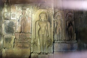 바즈라마트 사원 내부의 자이나교 조각