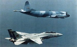 미국 해군 F-14A 톰캣 전투기(VF-213 소속)가 1981년 인도양 상공에서 이란 이슬람 공화국 공군(IRIAF)의 P-3F 오라이온을 요격하는 모습