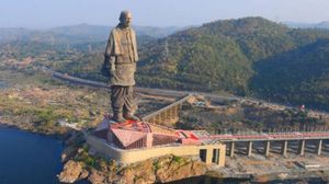 나르마다 강(Narmada)의 사르다르 사로바르 댐(Sardar Sarovar Dam)을 바라보는 통일의 상(Statue of Unity). 케바디아 콜로니에 있다.