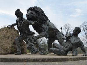 데이비드 리빙스턴 센터 부지에 있는 청동 조각상은 마보차에서 사자와 만난 리빙스턴의 유명한 이야기를 보여준다. 이 조각상은 리빙스턴의 미국 쪽 후손과 결혼한 레이 해리하우젠이 디자인했다.