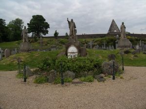 좌측부터: 헨더슨, 녹스, 멜빌. 스털링 밸리 묘지