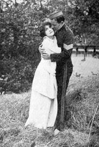 1915년 영화 《멀리서 들려오는 군중의 소리》(Far from the Madding Crowd)의 한 장면