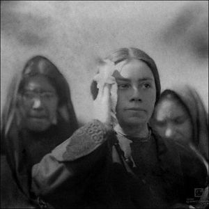 반혁명적 빅토리아노 우에르타 정권(1913-14) 동안 마데로의 무덤을 파괴 행위로부터 지킨 마리아 아리아스 베르날.