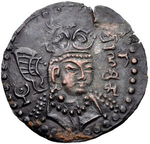 초기 튀르크 샤히 통치자 스리 라나스리(Sri Ranasrikari)의 초상화 "전쟁을 통해 탁월함을 가져오는 군주" (브라흐미 문자). 이 초상화에서 그는 튀르크식 이중 옷깃 카프탄을 입고 있다. 서기 7세기 말~8세기 초.