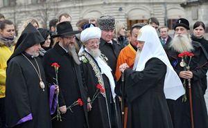 2012년 11월 4일, 러시아 국가통합의 날 공식 행사에 참석한 러시아 종교 지도자들 (아르메니아, 유대교, 이슬람교, 불교, 정교회, 구교도)