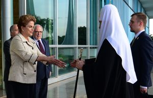 2016년 2월 19일, 브라질 브라질리아의 알보라다 궁전에 도착한 키릴을 브라질 대통령 지우마 호세프가 맞이하는 모습