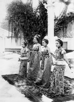 약 1890년~1917년경의 마두라 전통 무용수들