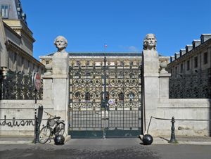 피에르 폴 퓌제와 니콜라 푸생의 흉상이 놓여 있는 보나파르트가 14번지의 정문