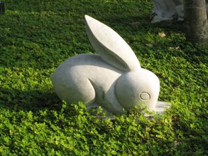 돌로 만든 흰색 토끼상