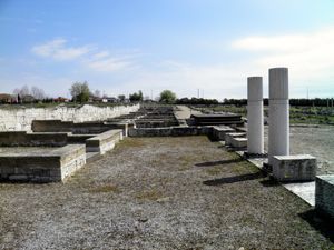 펠라 아고라 동쪽 가장자리를 따라 늘어선 상점 유적