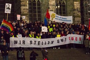 2015년 1월 21일 쾰른에서 열린 페기다 반대 시위. 큰 현수막에는 독일에서 인기 있는 반(反)인종차별 슬로건인 "우리는 (인종차별에) 맞서 싸운다"라고 적혀 있다.