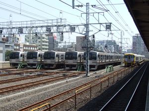 2007년 8월 주간, 역 승강장 옆에 정차해 있는 JR 소부선 열차