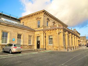 1847년에 지어진 헐 패러곤 역의 원래 입구