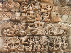 캄보디아 프레아 칸의 앙코르의 저부조는 라크샤사와 원숭이들 사이의 랑카 전투를 묘사하고 있다.