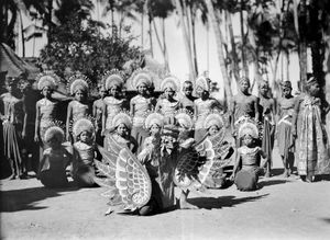 가루다로 분장한 남성을 포함한 발리 댄서들 (1935).