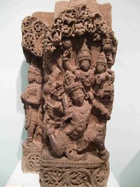 비슈누(Viṣṇu) 신과 그의 아내 락슈미(Lakṣmī)를 태운 가루다 (인도 국립 박물관)