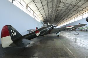 인도네시아 독립 전쟁 당시 인도네시아군이 사용한 나카지마 키-43 오스카. 초기 마크와 완전한 수직꼬리 날개 표식에 유의하십시오.