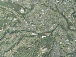 구 하사마정 중심부 주변 항공 사진.2014년 5월 2일 촬영한 4장을 합성하여 제작. 국토교통성 국토지리원 [https://mapps.gsi.go.jp/ 지도・항공사진 열람 서비스]의 항공사진을 바탕으로 제작.