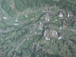 구 쇼나이정 중심부 주변 항공 사진.2013년 8월 6일 촬영. 국토교통성 국토지리원 [https://mapps.gsi.go.jp/ 지도・항공사진 열람 서비스]의 항공사진을 바탕으로 제작.