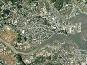 기쓰키시 중심부 주변의 항공사진(2013년 6월 4일 촬영). 국토교통성 국토지리원의 항공사진을 바탕으로 작성되었다.