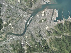 우스키시 중심부 주변 항공 사진. 2018년 4월 22일 국토교통성 국토지리원 지도·항공사진 열람 서비스의 항공사진을 바탕으로 제작.