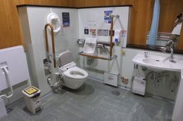 고속도로서비스 구역에도 채용된 TOTO제 장애인용 화장실 (시즈오카 서비스 구역)