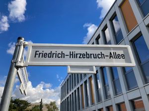 수학자 프리드리히 히르체브루흐(Friedrich Hirzebruch)의 이름을 딴 도로 표지판 (뒤편에는 정보과학 포럼이 있음). 포펠스도르프 캠퍼스