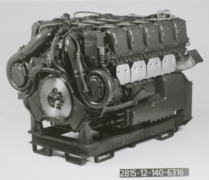 830마력의 MTU MB838 Ca-M500 10기통 수냉식 다중 연료 엔진의 왼쪽 전면