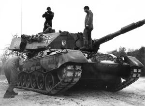 새로운 용접 포탑을 장착한 레오파르트 1A3. 각진 형태가 특징이다. 사진은 1984년 제301 기갑척탄병대대 소속 전차이다.