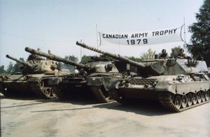 1979년 캐나다군 트로피 사격 경연 대회에 참가한 서독 레오파르트 1A4 (맨 오른쪽).