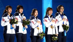 2014 소치 동계 올림픽 3000m 계주에서 금메달을 목에 걸은 여자 쇼트트랙 대표팀