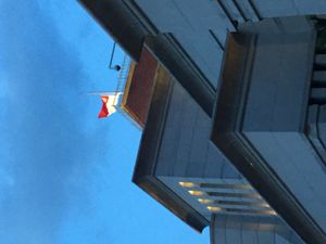 2016년 8월 25일, 나탄이 국회의사당에서 조문 기간 동안 게양된 국기가 반기로 게양됨